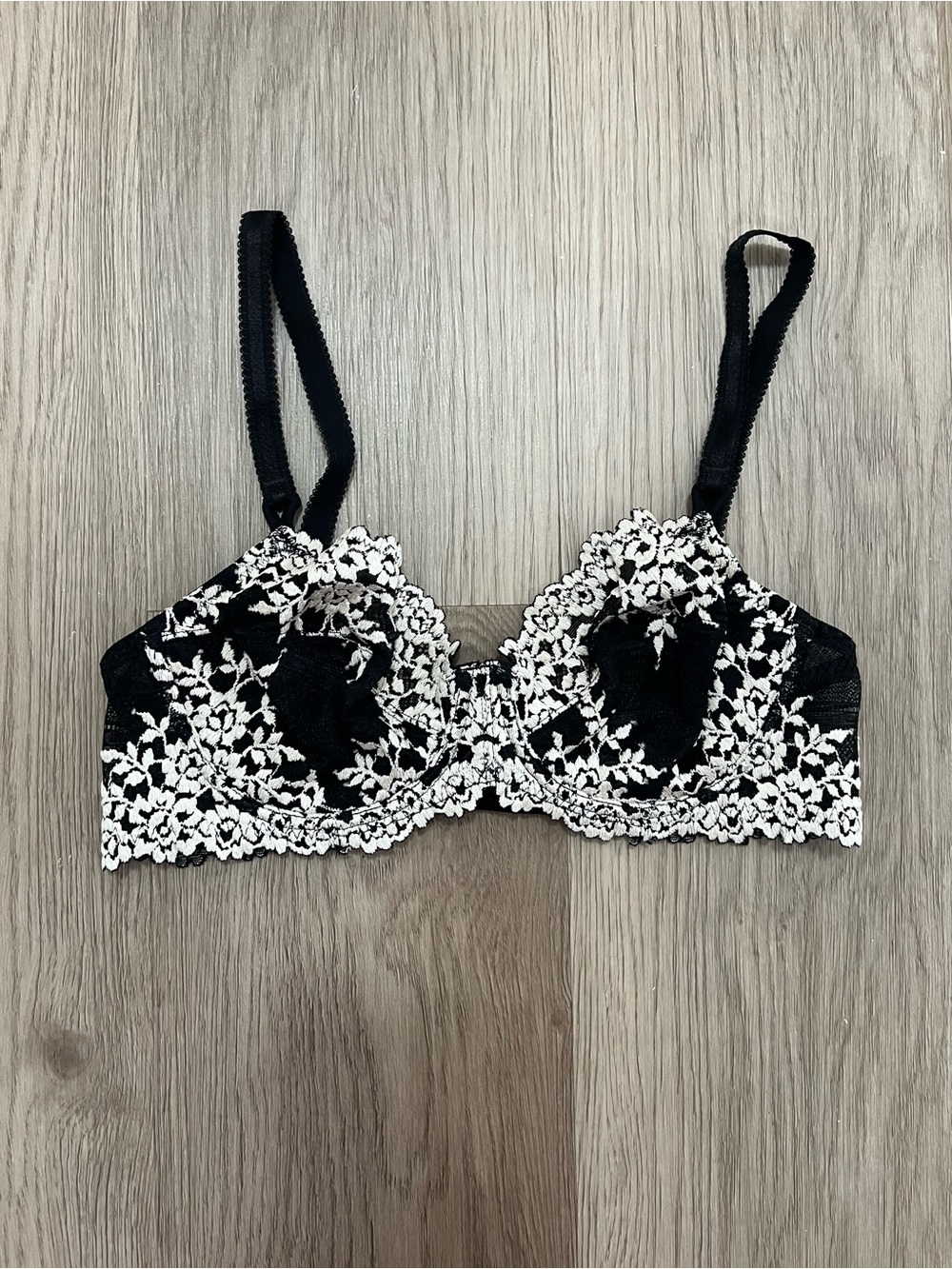 Wacoal Embrace Lace Black White Lace Underwire Bra 34B Style 65191